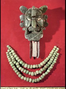 Zapotec mellizom maszk formájában, amely a denevéristent, Piquete Zinát ábrázolja Monte Albanból, Oaxaca (jáde) és 90 tök alakú gyöngyből készült olmék nyaklánc, La Venta, Tabasco (pala)
